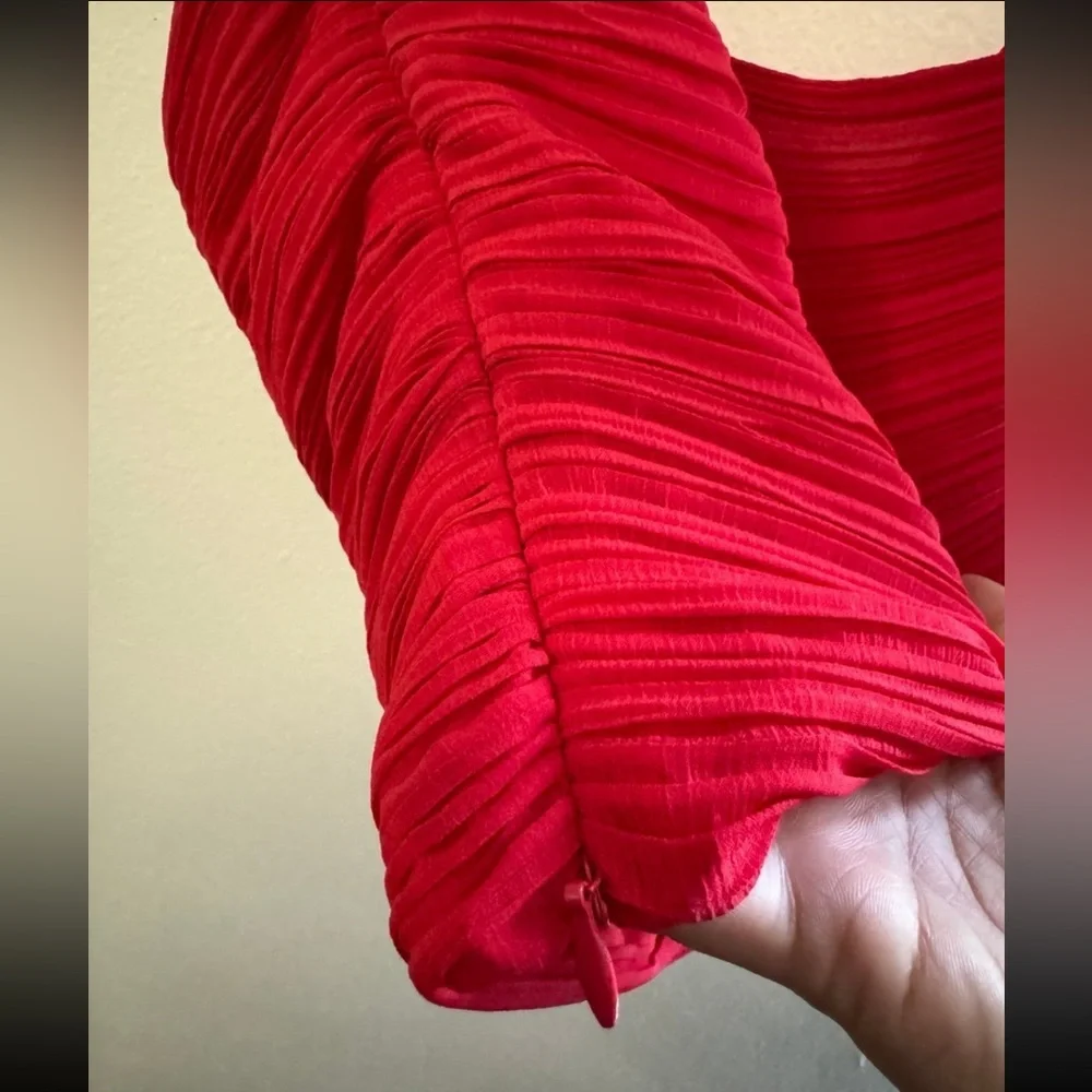 One Shoulder Ruched Pleated Crop Top - Picture 3 of 3